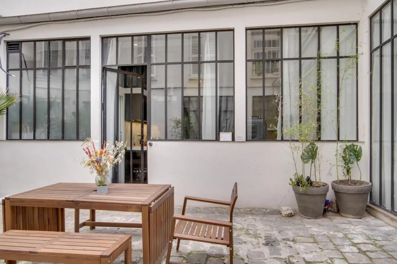 Chez Colette Canal St Martin Parijs