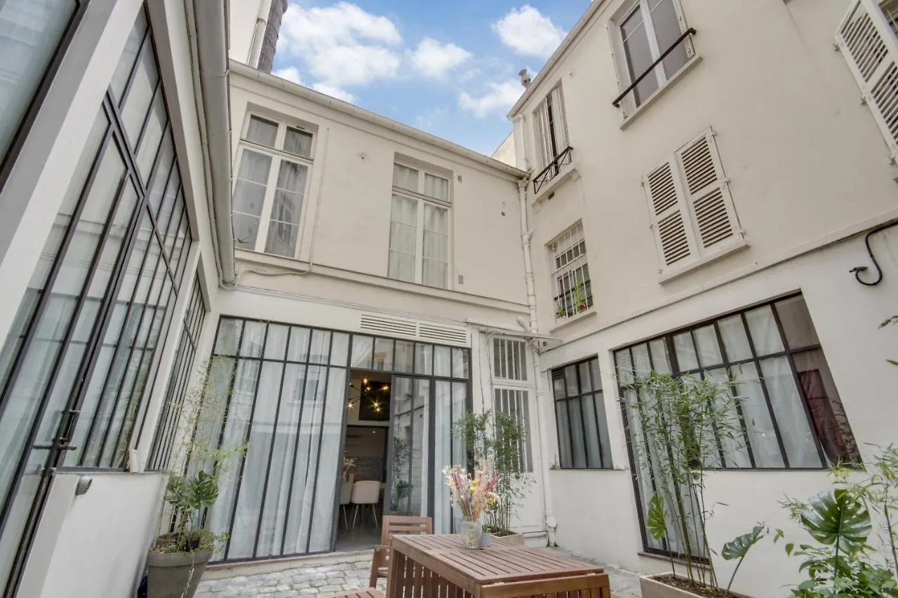 Chez Colette Canal St Martin *
